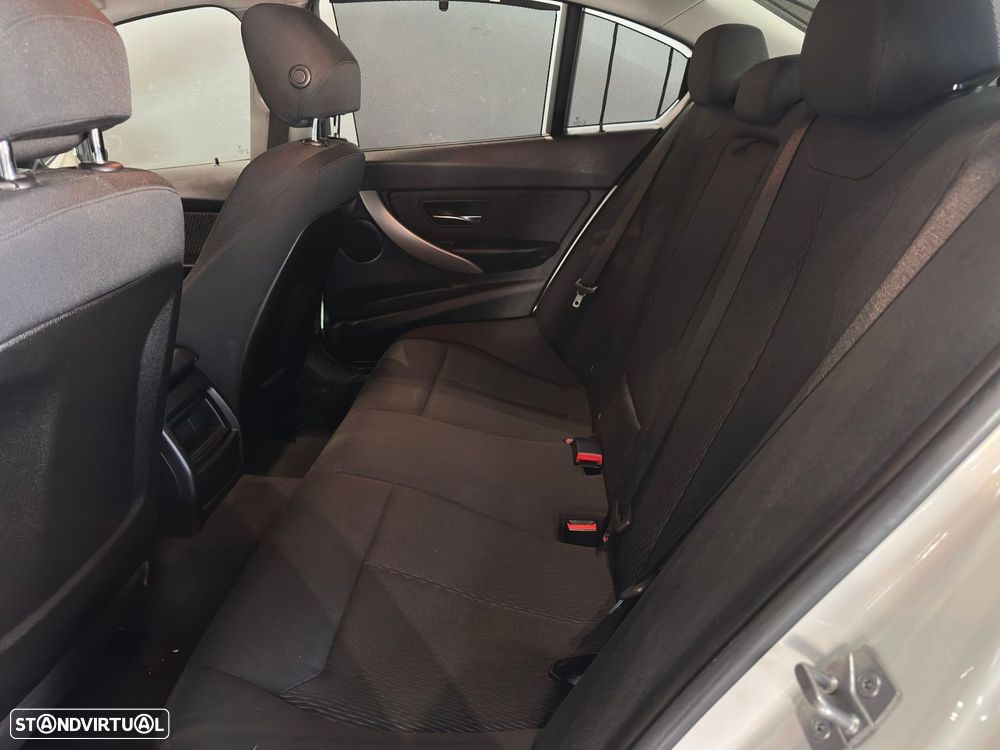 BMW 318 d Line Sport - 14