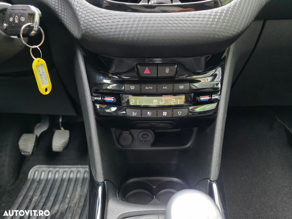 Peugeot 2008 1.2 L PureTech STT Allure - 18