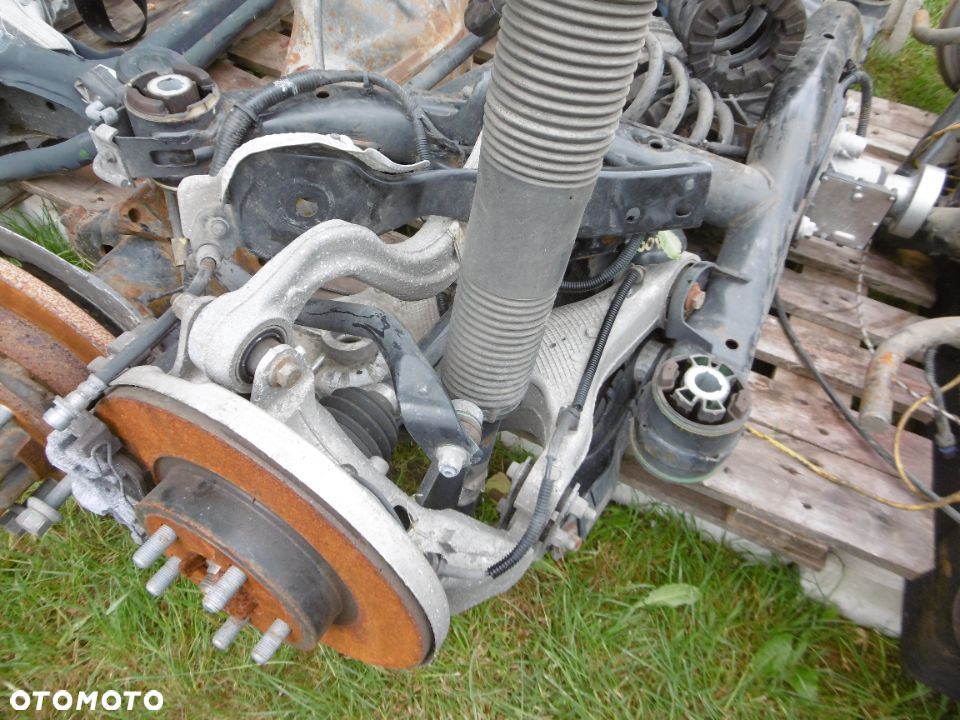 PIASTA ZWROTNICA WAHACZ ZACISK PÓŁOŚ DISCOVERY SPORT L550 - 1