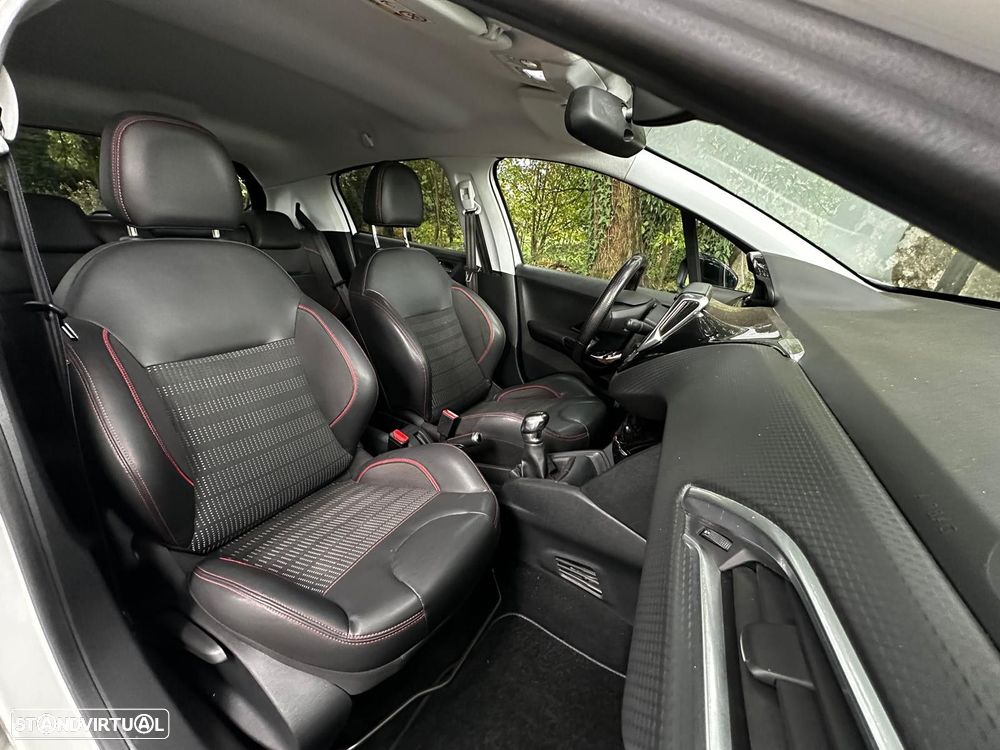 Peugeot 208 1.2 PureTech GT Line - 6