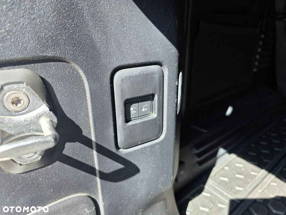Land Rover Defender 2.0 P300 75th Limited Edition - 32