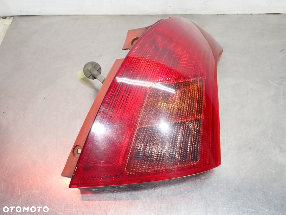 LAMPA PRAWA TYLNA SUZUKI SWIFT IV - 2