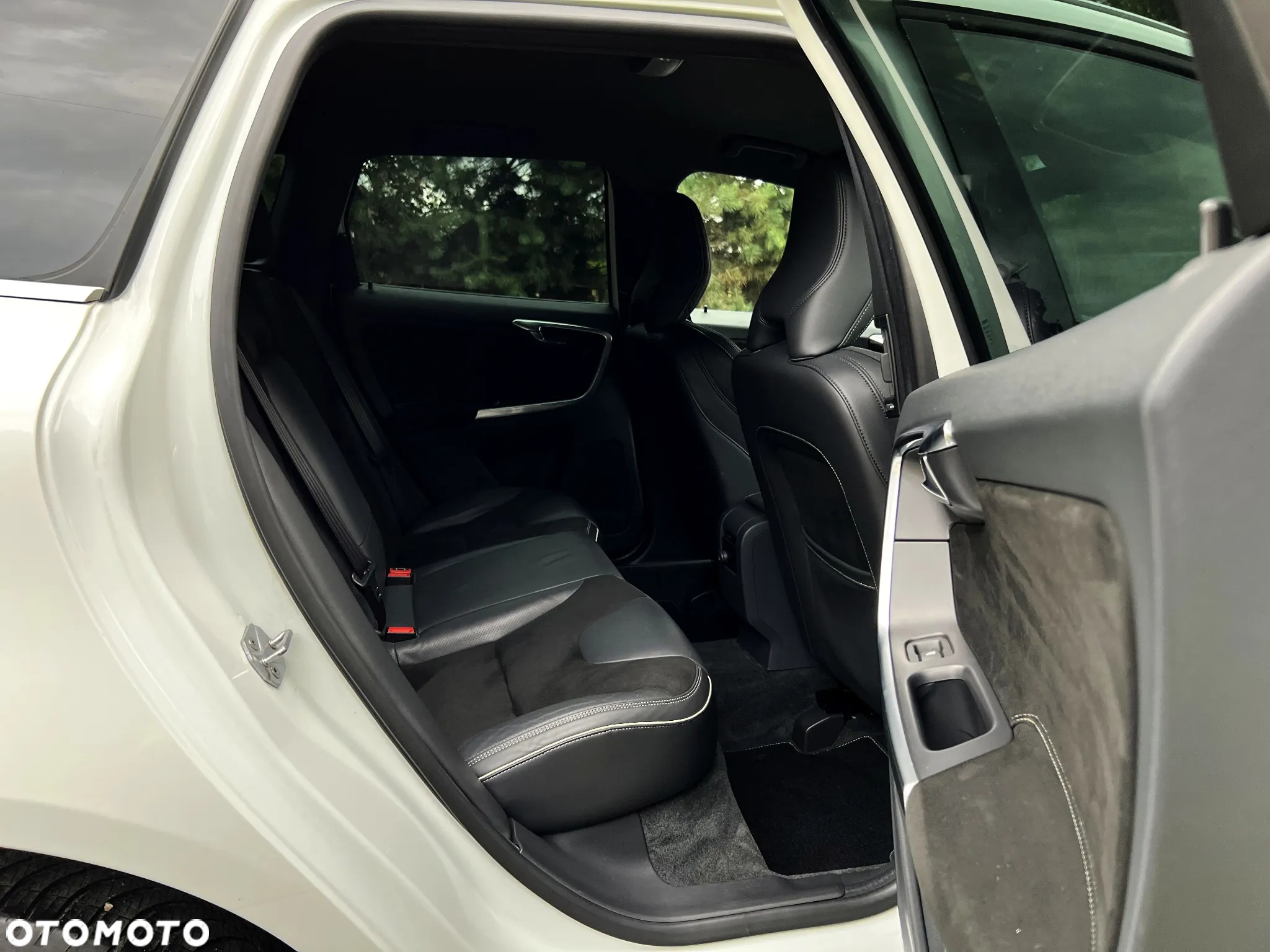 Volvo XC 60 D4 R-Design - 23