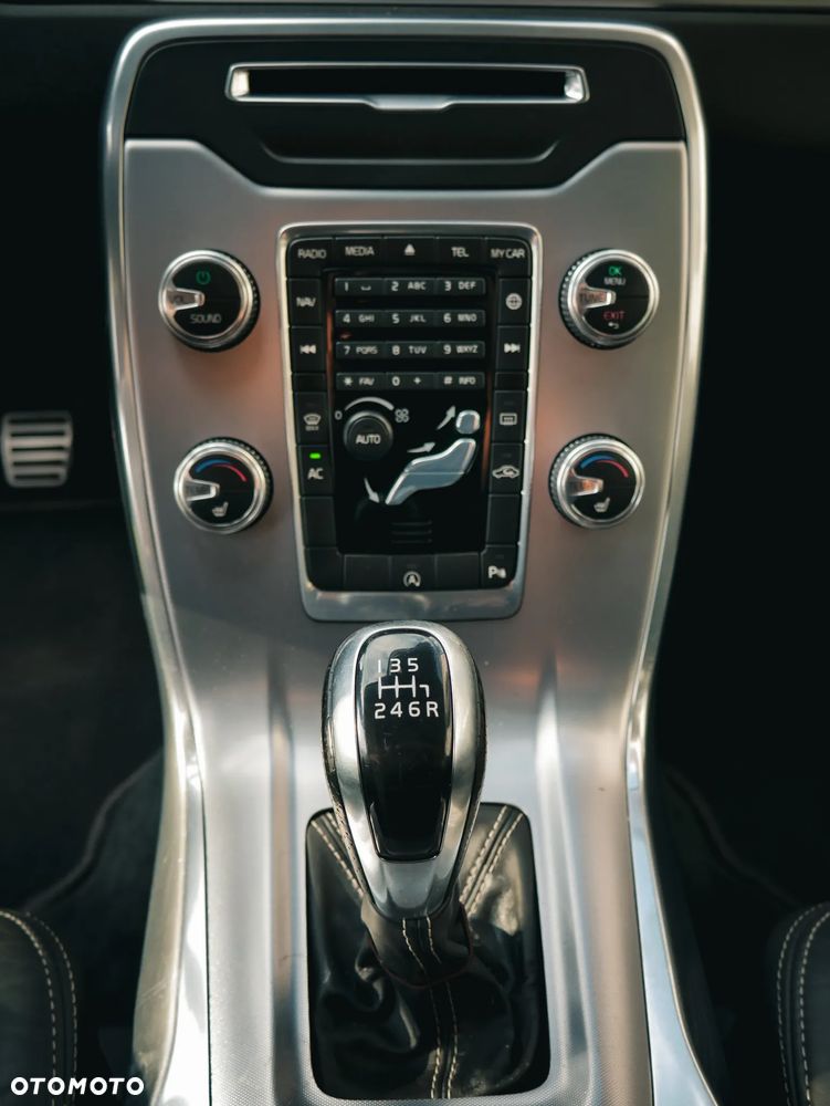 Volvo V70 D4 Black Edition - 18