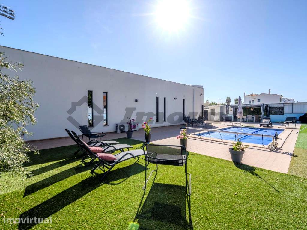 Moradia V3 Exclusiva com Piscina no Centro de Lagoa - Grande imagem: 4/26