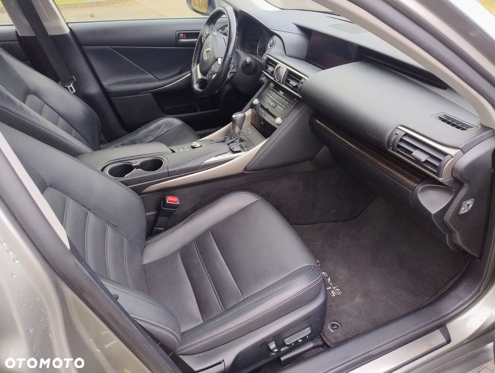 Lexus IS Luxury Line - 9