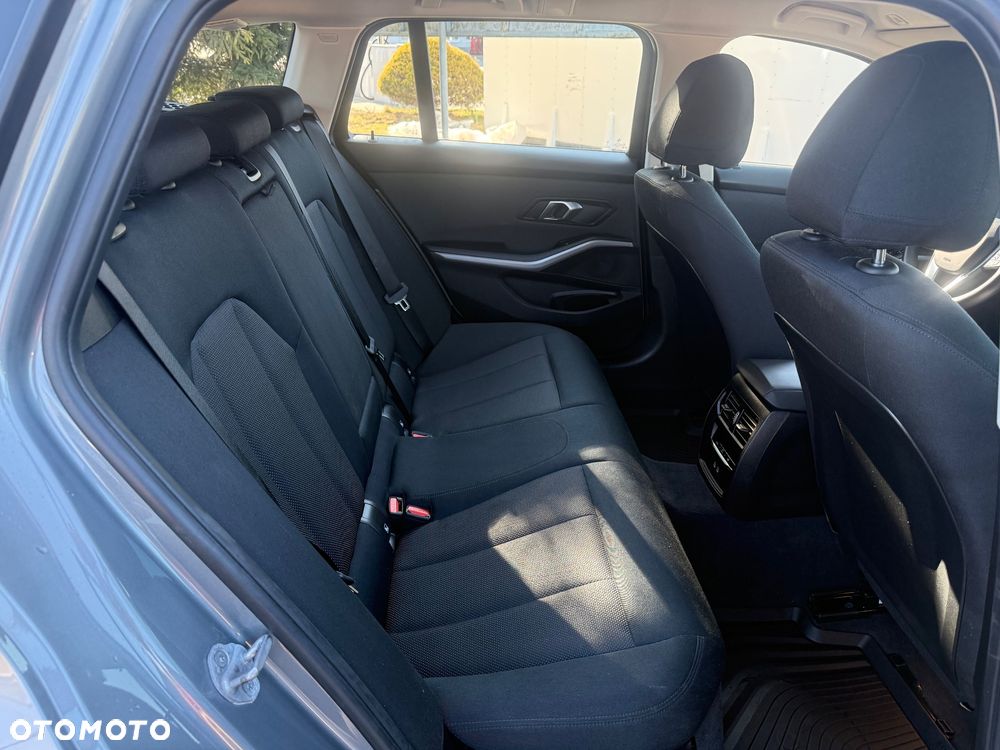 BMW Seria 3 330e xDrive M Sport sport - 9