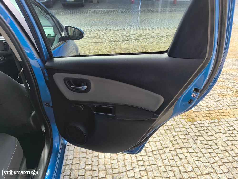 Toyota Yaris 1.5 HSD Comfort+Navi - 11