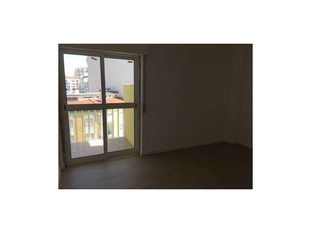 Apartamento T3 Totalmente Remodelado - Centro do Casal de São Brás ... - Grande imagem: 4/12