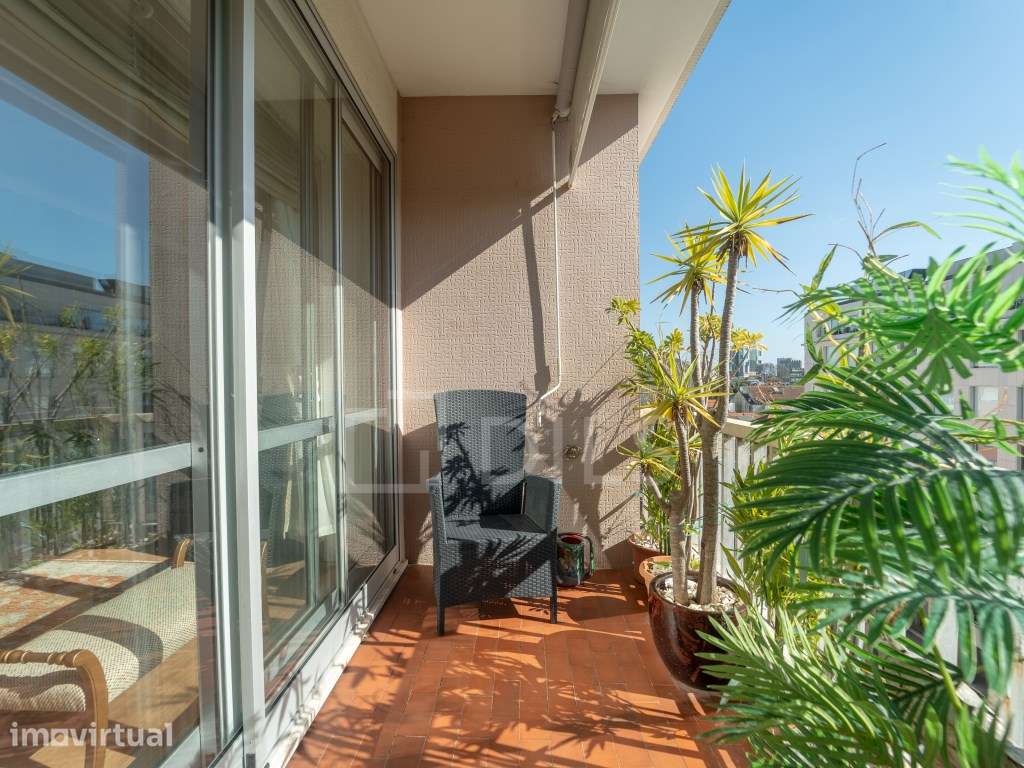 Apartamento T3 de duas frentes e varandas na Av. da Boavista - Grande imagem: 2/39