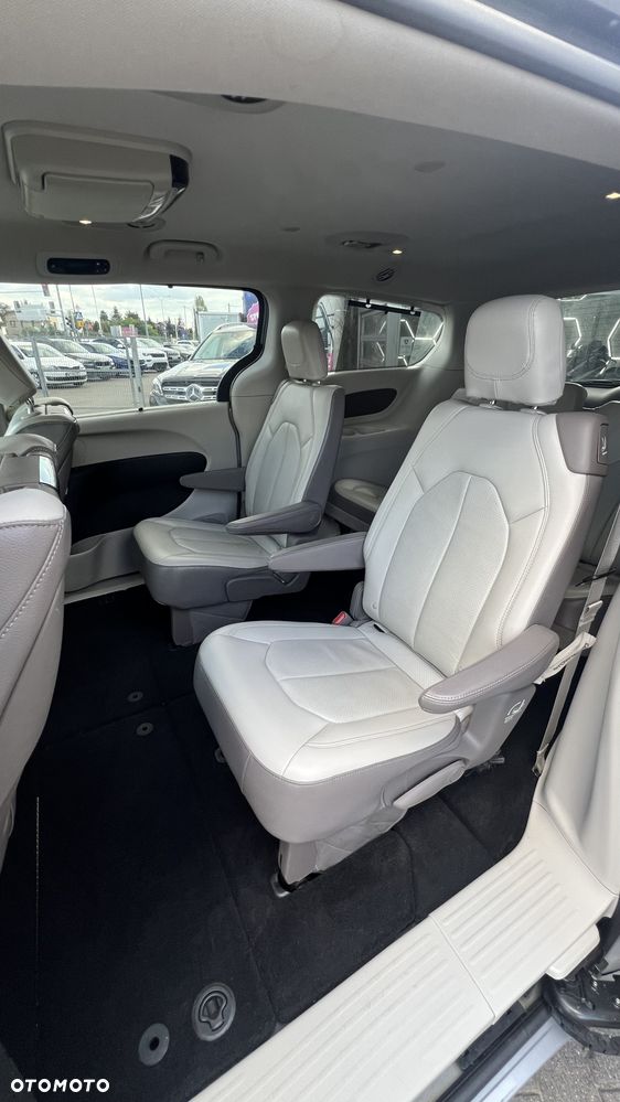 Chrysler Pacifica - 11