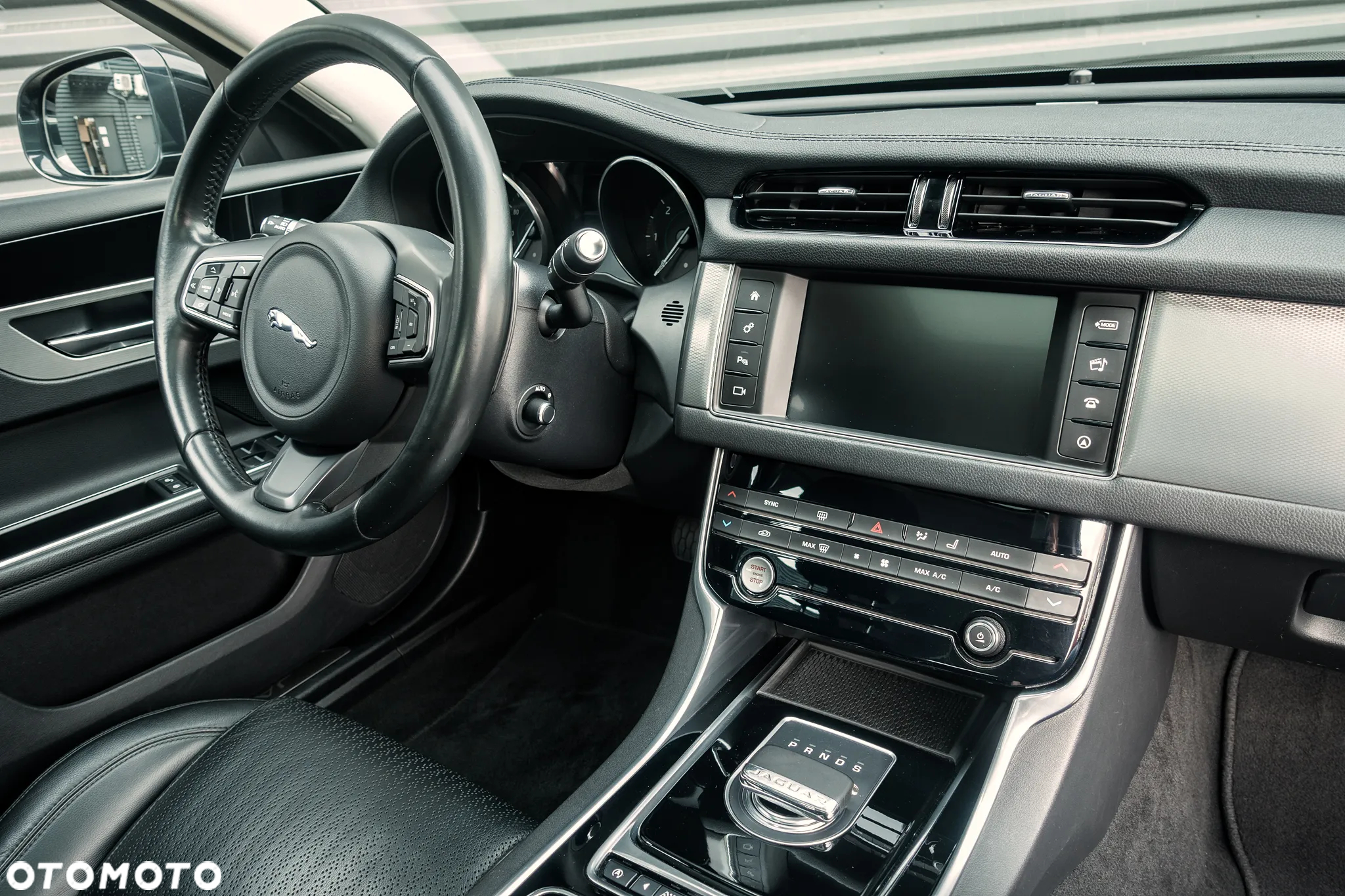 Jaguar XF - 11
