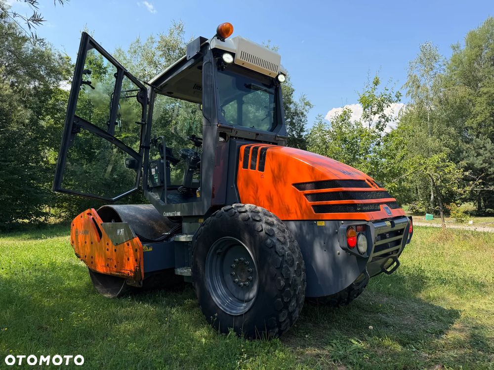 Hamm H 7i Walec Terenowo Drogowy Guma Stal. 6,5 tony 8ton. Import Norwegia 2017 rok. 1600 mtg. silnik KUBOTA 4cyl. Maszyna nie różni się od Nowej z salonu! Klimatyzacja wentylacja. Serwisy w Dekra AKTUALNE. Zero zniszczeń IGŁA !! Gotowy do długiej pracy. Po dużych serwisach eksploatacyjnych w Norwegii. Walec z Upadłości od pierwszego właściciela. Jego historia od nowosci to jedna inwestycja miejska! Jedyna taka okazja! Szerokość 168cm. Bardzo mały walec a moc Potężna! Full Wypas Wersja Norweska. Opony piękny stan. Ani deka luzów i wycieków. OKAZJA - 1