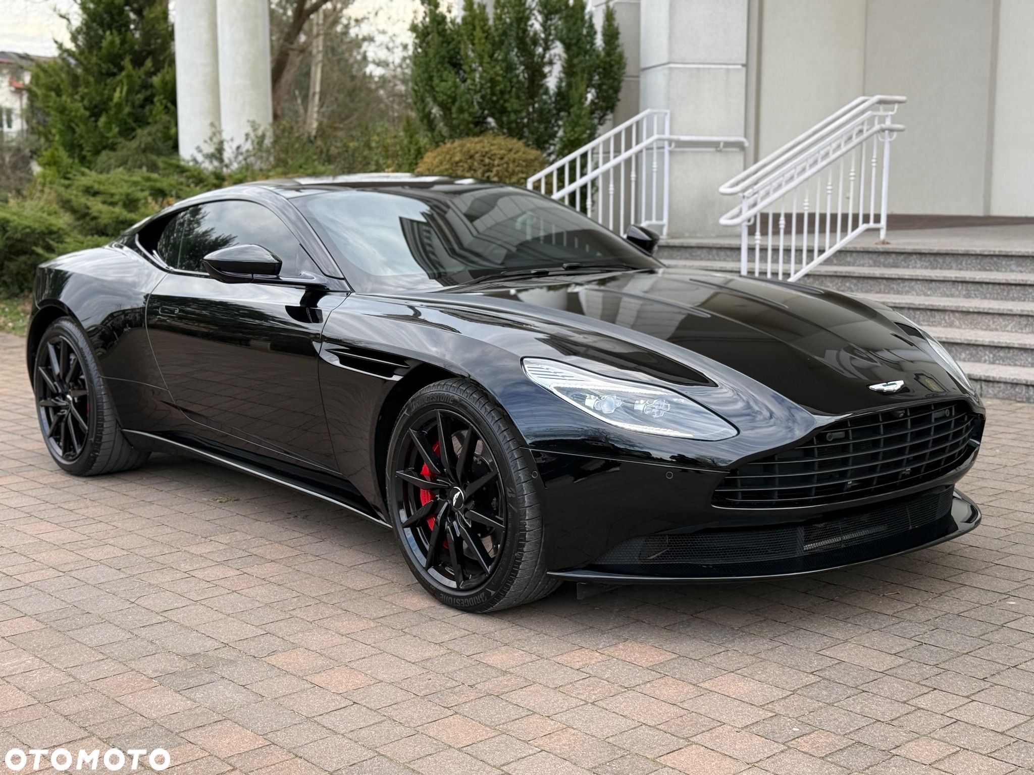 Aston Martin DB11 V12 Coupe - 1