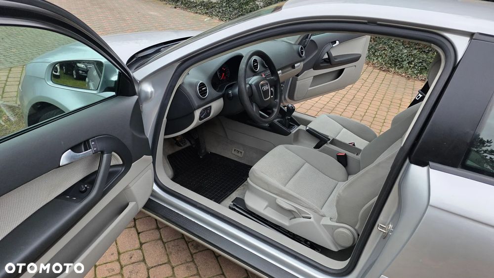 Audi A3 3-drzwiowe 1.6 Attraction - 29