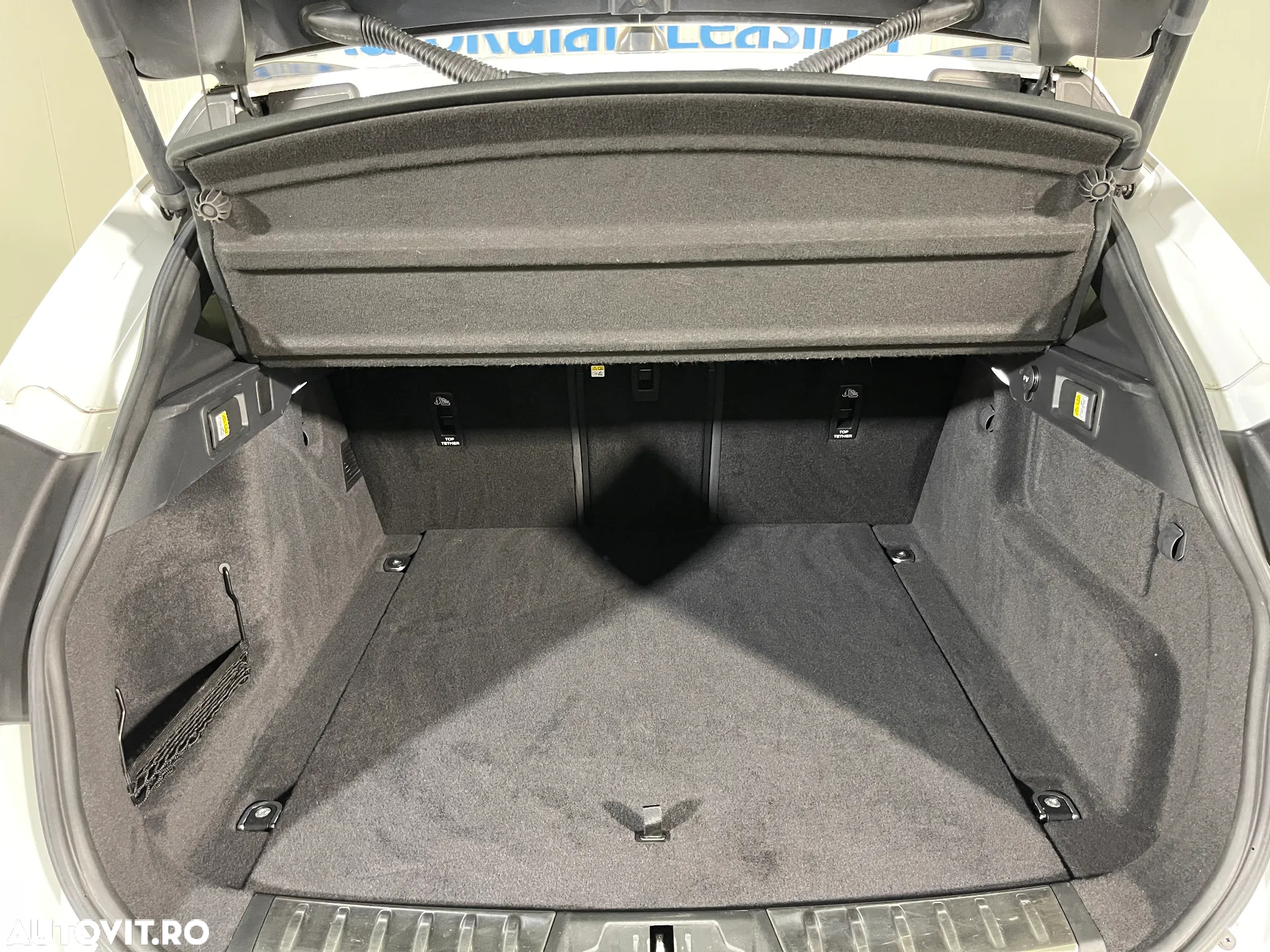 Jaguar F-Pace P250 AWD R-Dynamic SE - 13