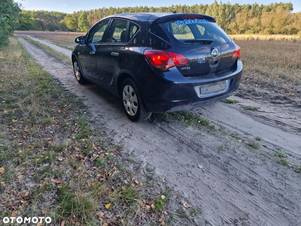 Opel Astra IV GTC 1.4 Active - 3