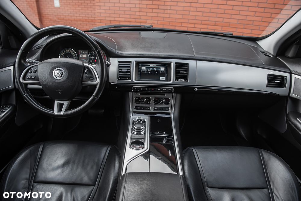 Jaguar XF 2.2 D Luxury - 29