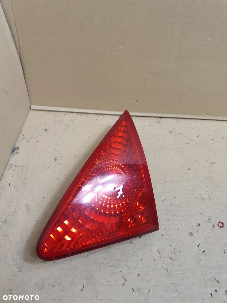 . LAMPA TYL TYLNA PRAWA W KLAPE PEUGEOT 3008 - 2