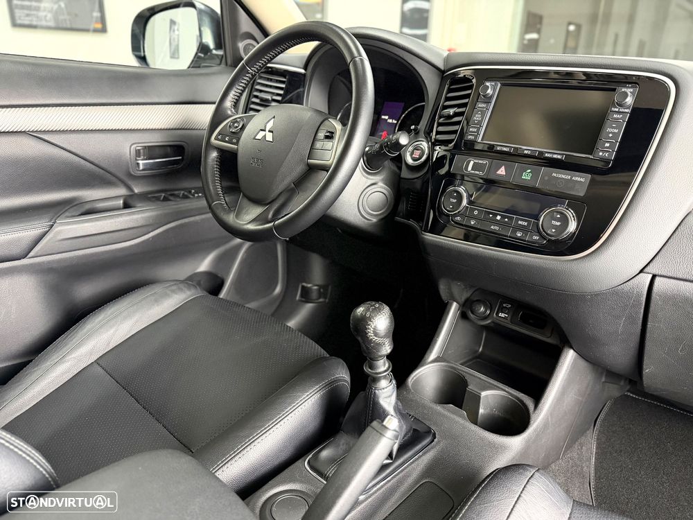 Mitsubishi Outlander 2.2 DI-D Instyle Navi - 24