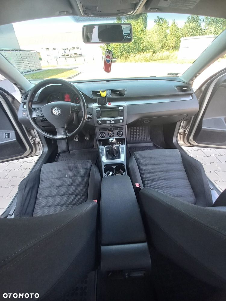 Volkswagen Passat 1.9 TDI DPF BlueMotion - 23