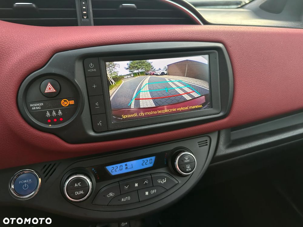 Toyota Yaris Hybrid 100 Selection Platinum - 12