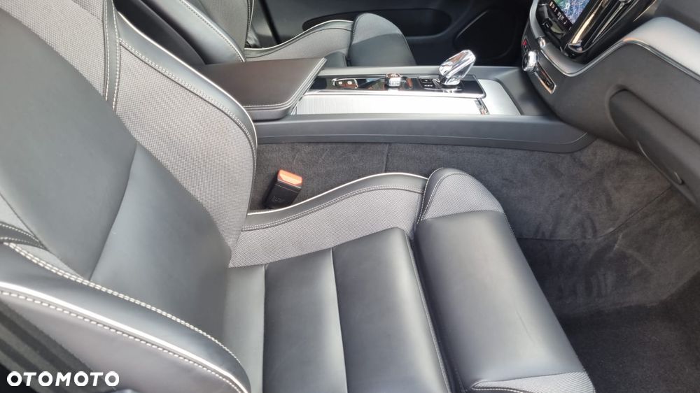 Volvo XC 60 B4 D AWD Plus Dark - 16