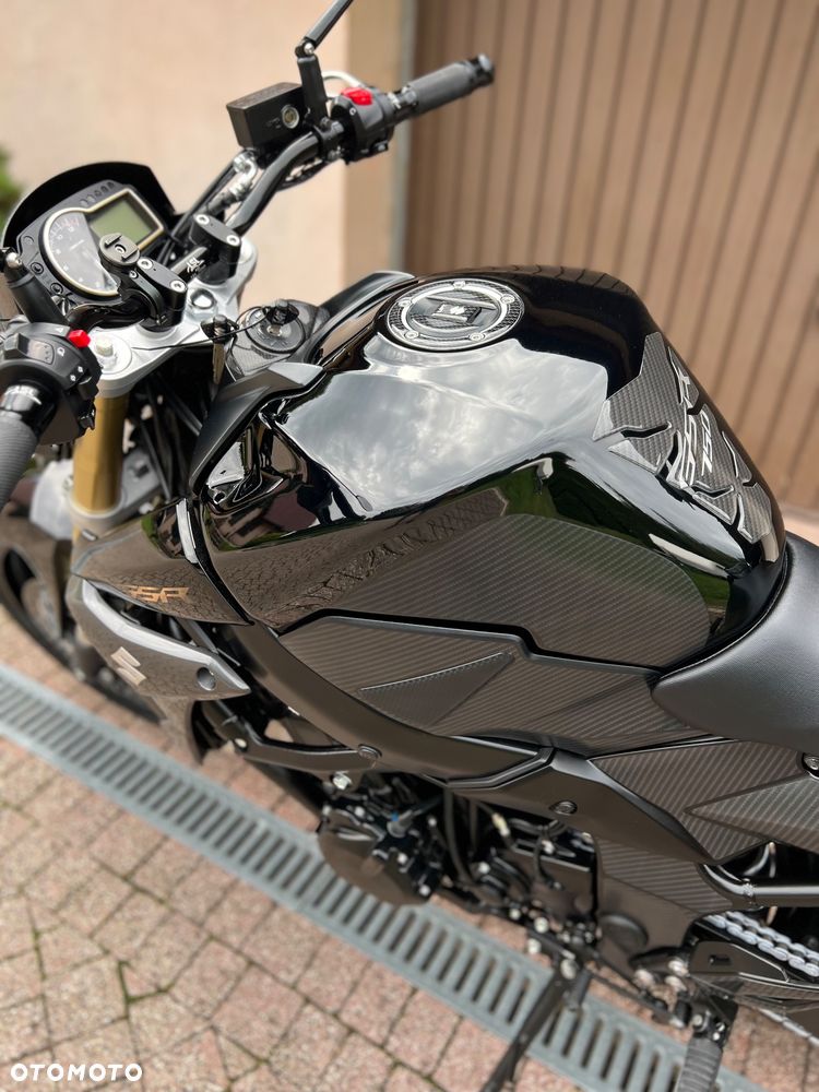 Suzuki GSR - 7