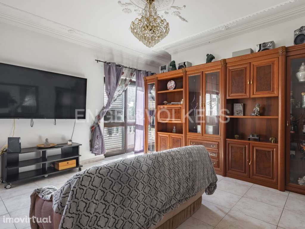 Moradia T7 com 3 habitações independentes - Elevado potencial de Re... - Grande imagem: 4/38