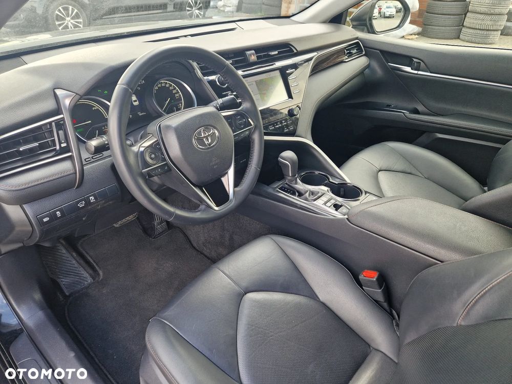 Toyota Camry Luxury - 14
