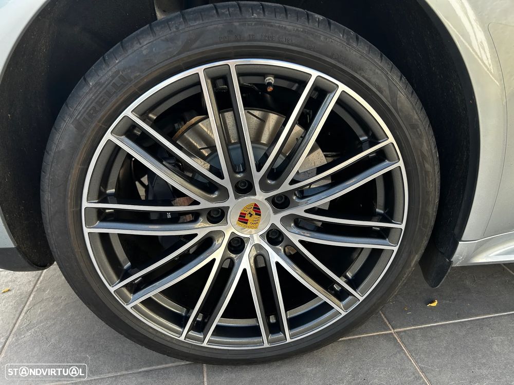 Porsche Panamera 4 E-Hybrid 10 Years Edition - 17