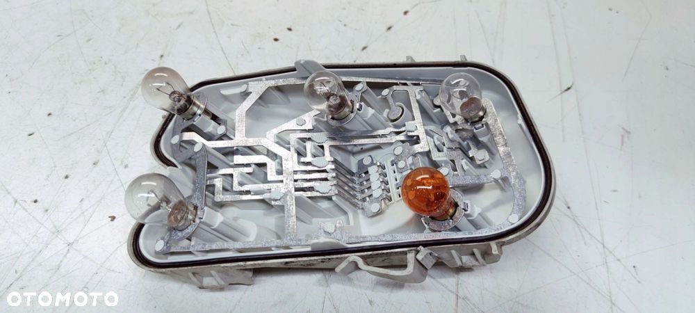 WKŁAD LAMPY W BŁOTNIK PRAWY TYŁ AUDI A6 C6 SEDAN ZWYKŁY NA ŻARÓWKI 4F5 - 2
