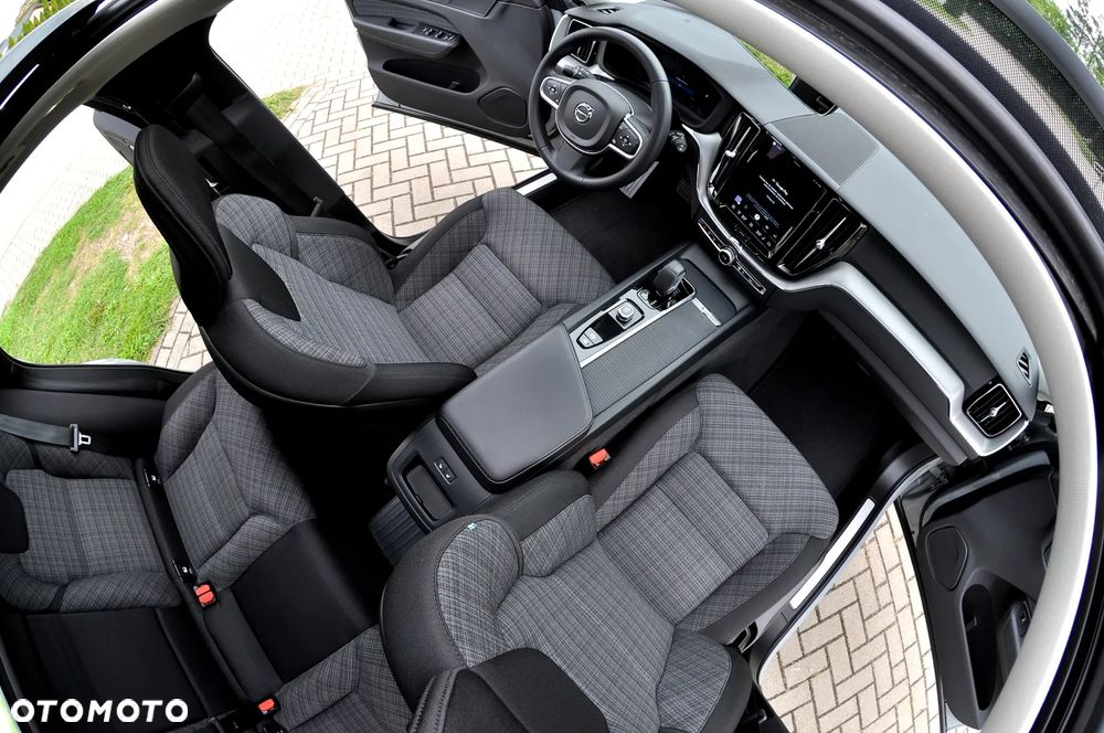 Volvo XC 60 T6 Plug-In Hybrid AWD Core - 20