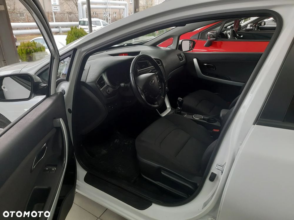 Kia Ceed 1.6 GDI SW Dream-Team Edition - 6