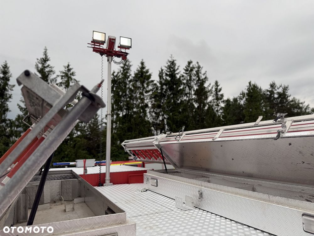 MAN Straż pożarna pojazd pożarniczy wóz strażacki MAN GBA średni terenowy- uterenowiony 4x4 CNBOP 3000l wody reduktor blokada tylnego mostu, maszt oświetleniowy - 32