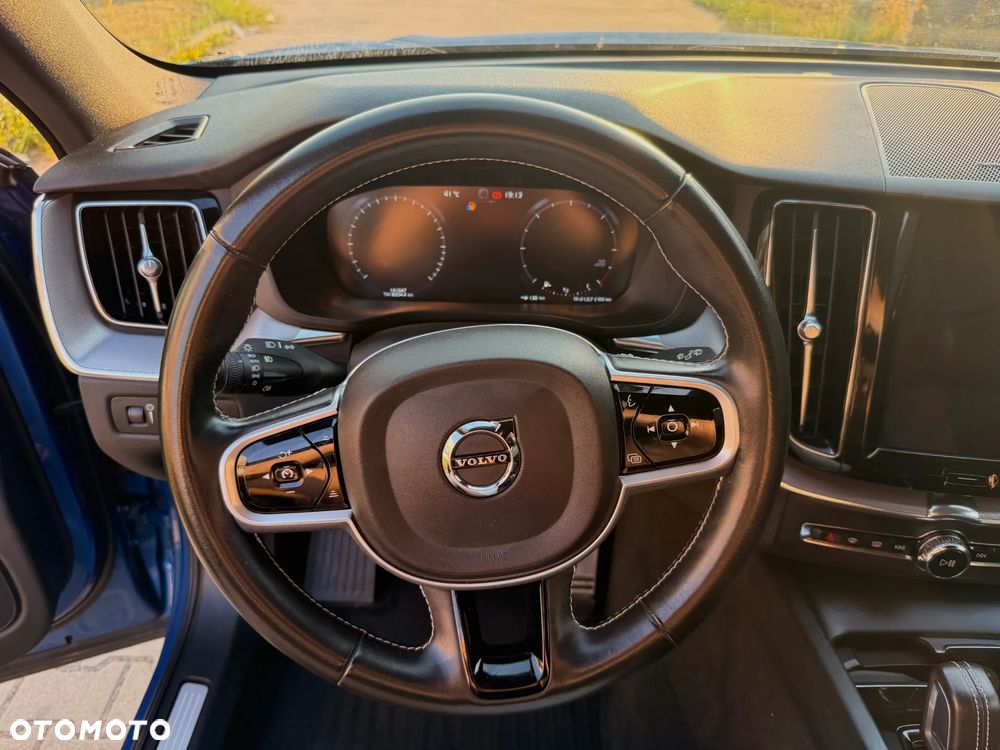Volvo XC 60 B5 D AWD R-Design - 11