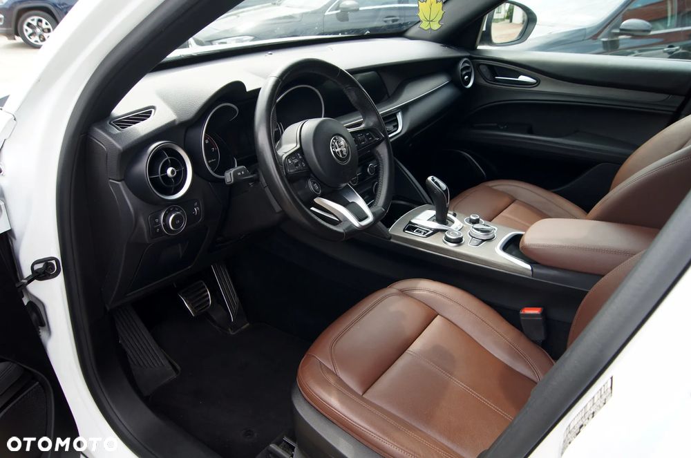Alfa Romeo Stelvio 2.0 Turbo 16V AT8-Q4 Ti - 8