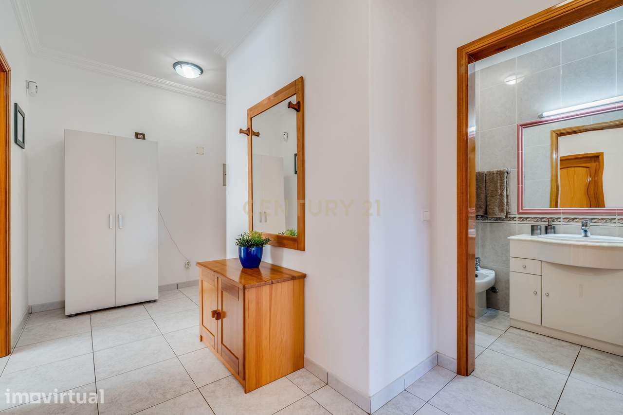 Apartamento T2 com terraço de 210m2 na Praia da Rocha - Grande imagem: 2/38
