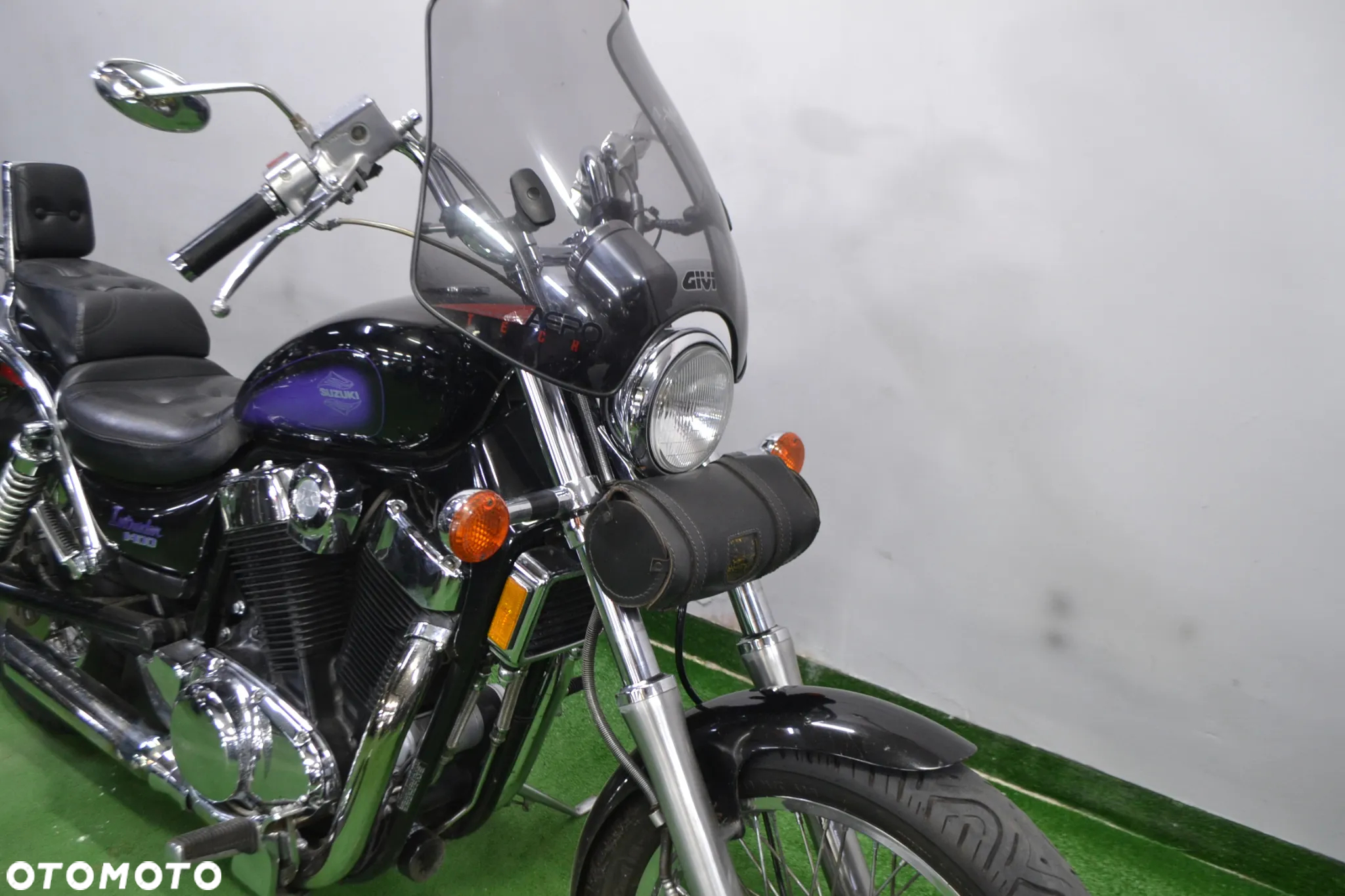 Suzuki Intruder - 8