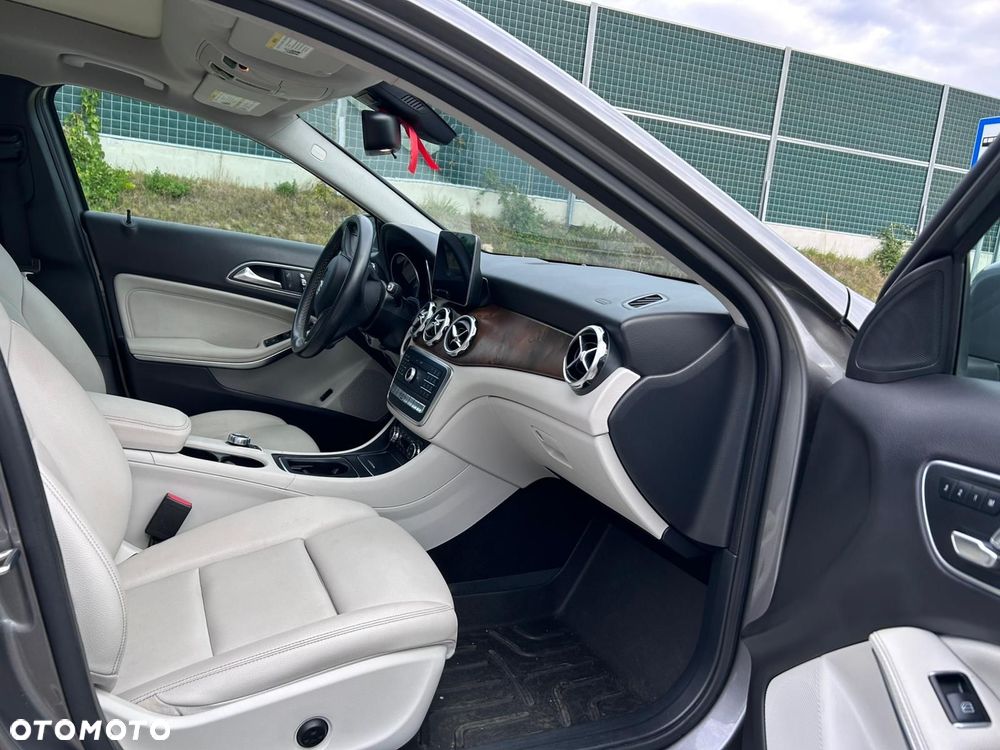 Mercedes-Benz GLA 250 4Matic 7G-DCT UrbanStyle Edition - 21