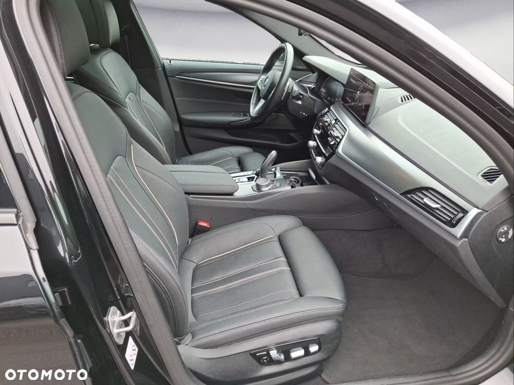 BMW Seria 5 540i xDrive - 10
