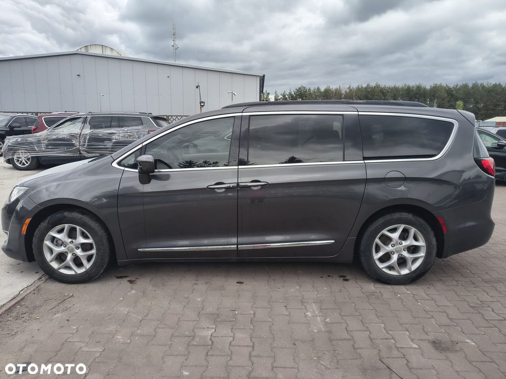 Chrysler Pacifica - 8