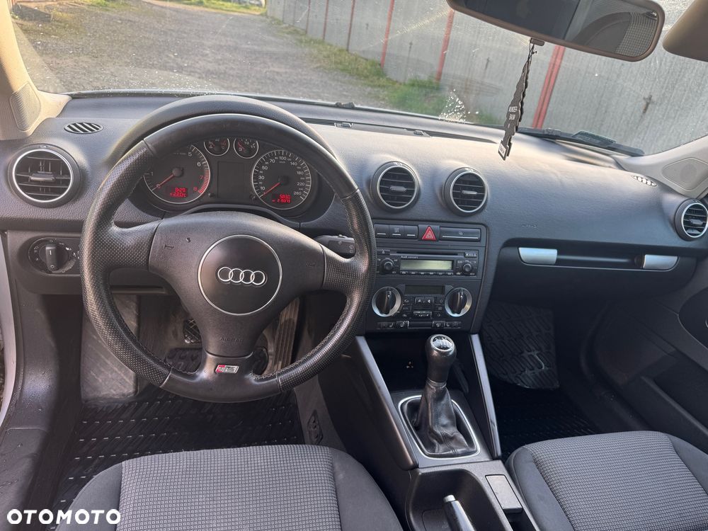 Audi A3 3-drzwiowe 1.6 FSI Ambition - 6