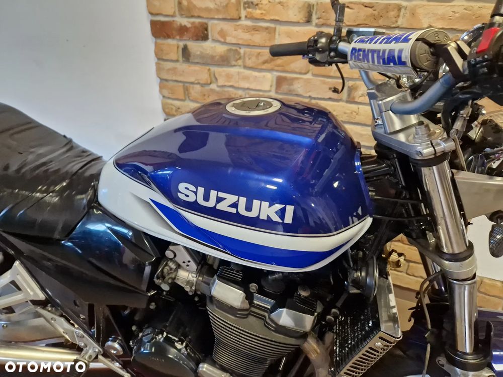 Suzuki GSX - 16