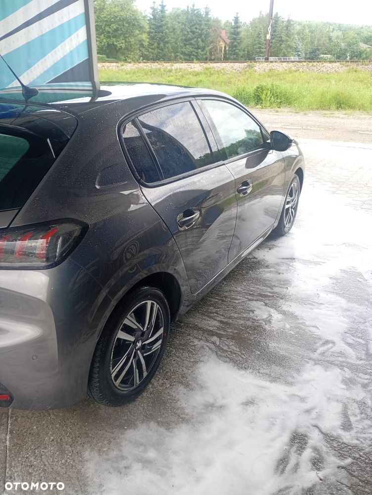 Peugeot 208 - 8