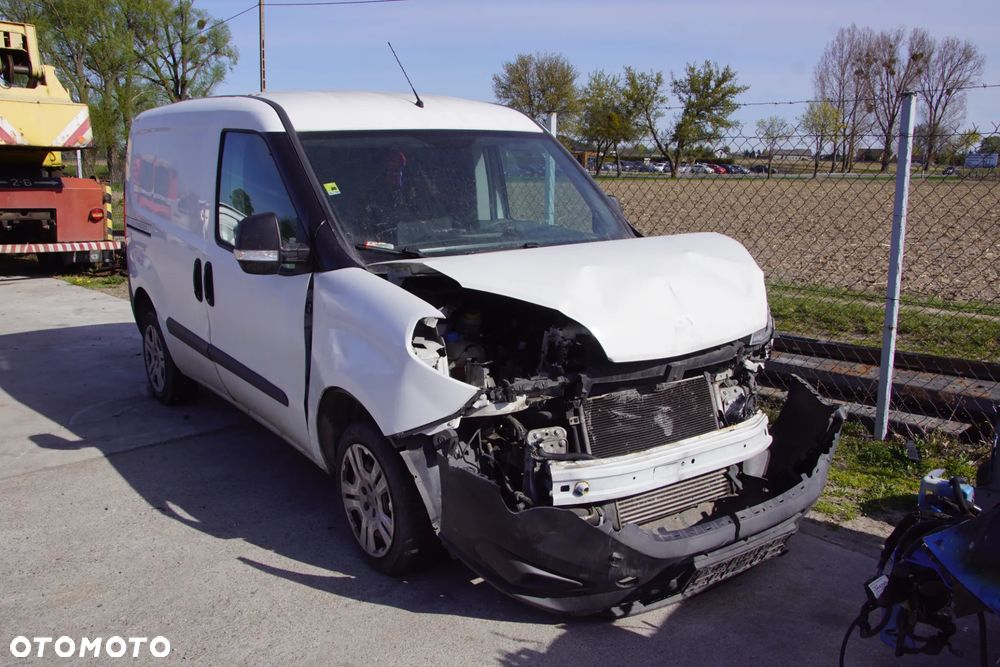 Auto na części - Fiat Doblo II Lift 1.3 MultiJet 90 KM 263A2000 C510 249 2016R Silnik Skrzynia Drzwi Błotnik Zderzak Lampa Klamka Lusterko Szyba Deska Kokpit Sterownik Moduł Czujnik Licznik Wyświetlacz Panel Kierownica - 1