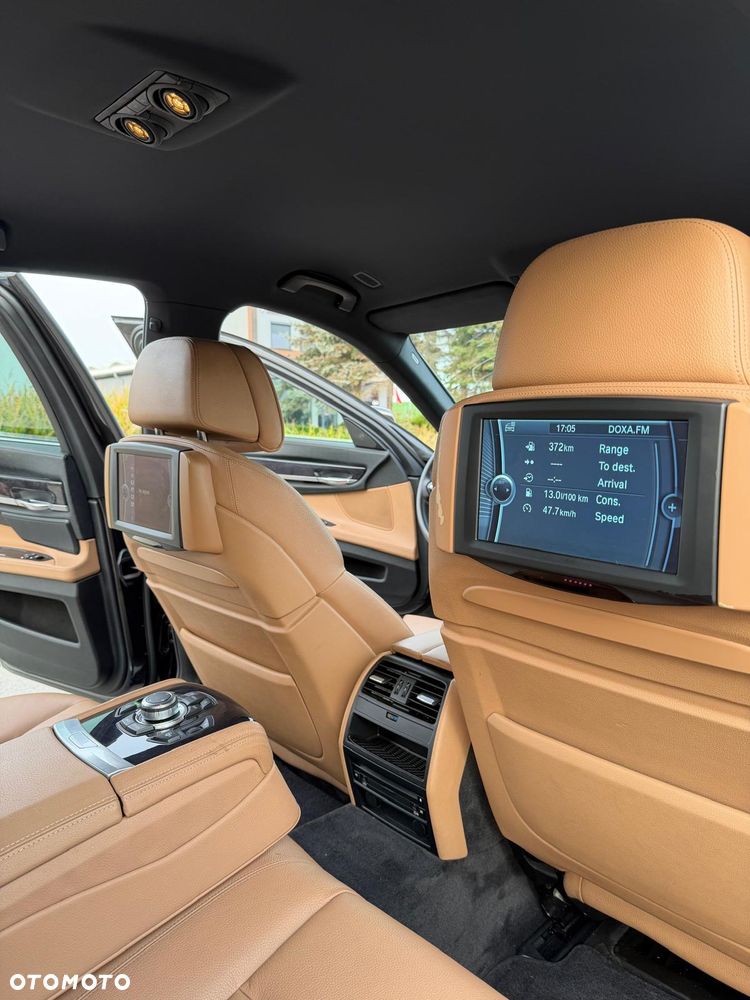 BMW Seria 7 750i xDrive - 16