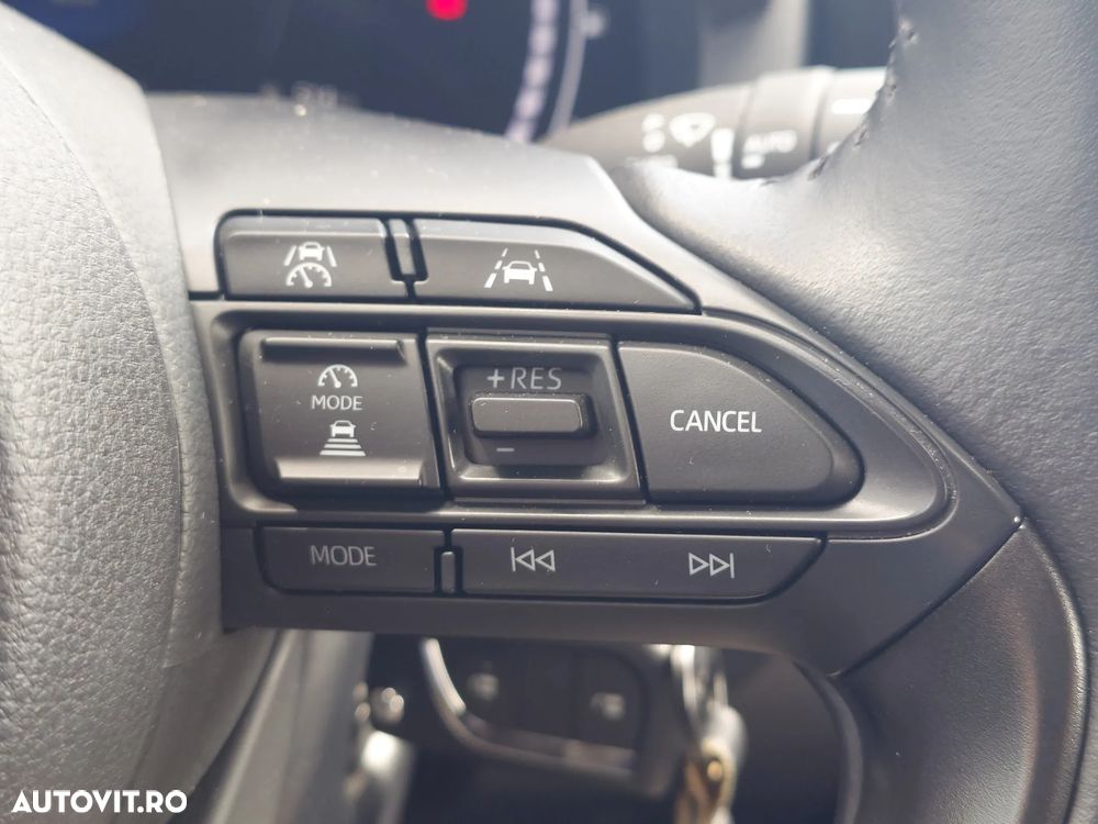 Toyota Yaris 1.5 VVT-i HSD Dynamic Bi-tone - 11