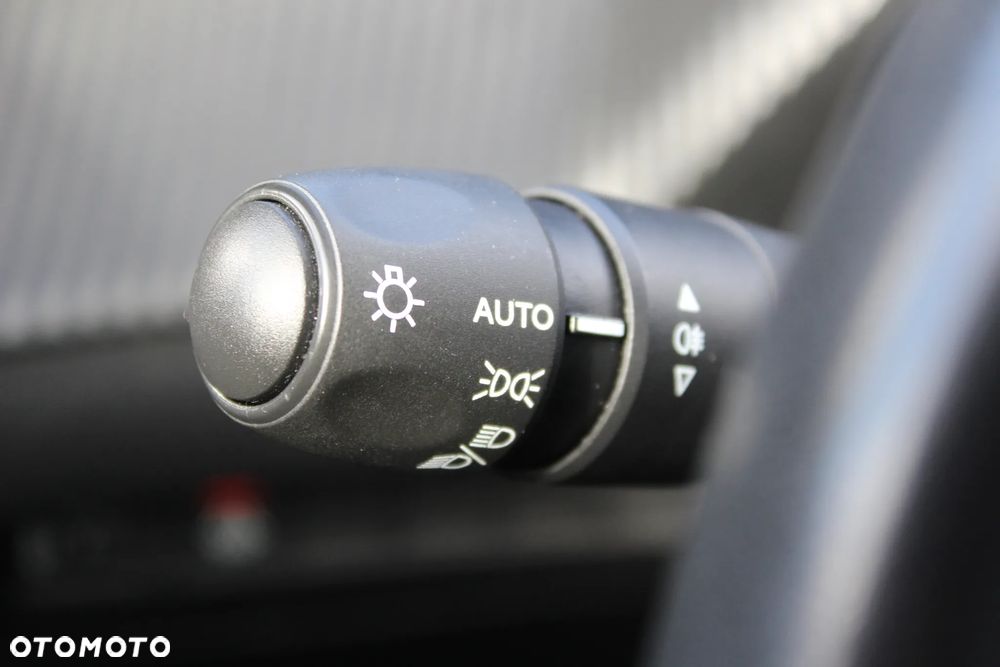 Peugeot 2008 1.5 BlueHDi Allure S&S EAT8 - 19