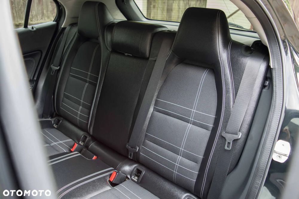 Mercedes-Benz GLA 180 UrbanStyle Edition - 35